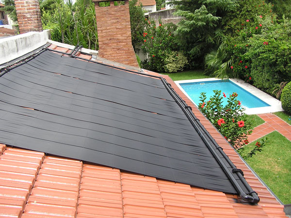 Aquecedor-Solar-de-piscina-instalado-no-telhado-da-residência.